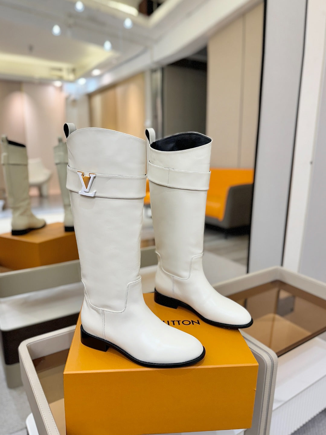 LV 25 Metal Buckle Riding Boots White Sheepskin 573890