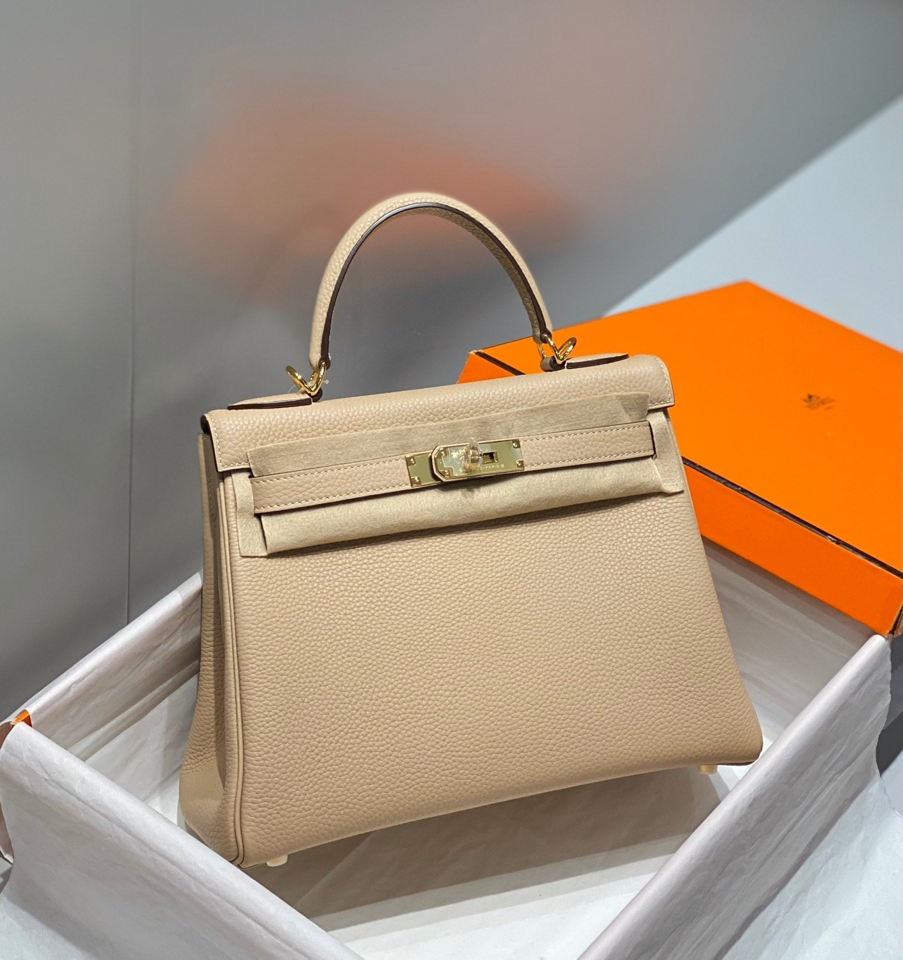 HM KELLY 28CM LIGHT BEIGE TOGO GOLD HARDWARE