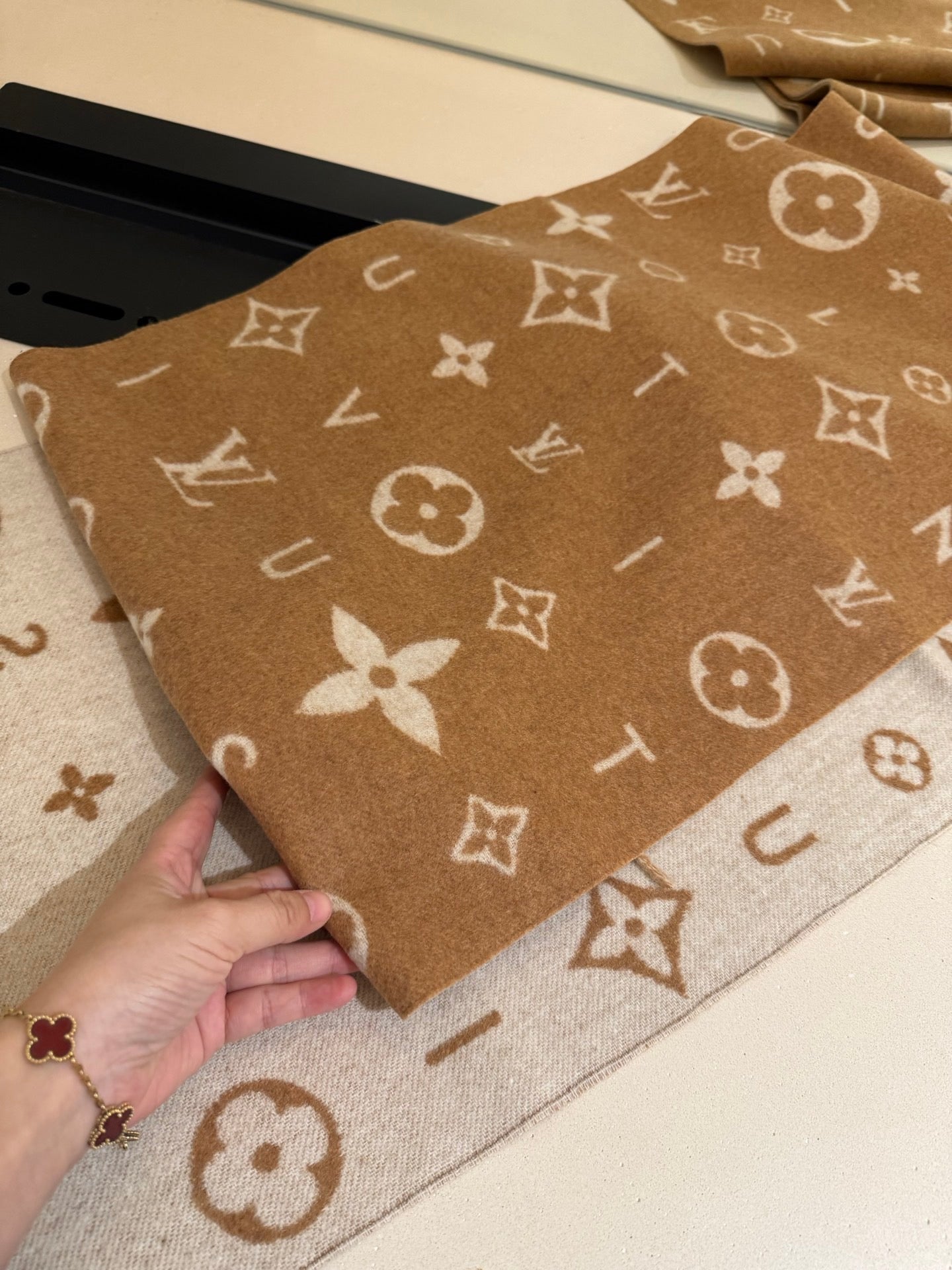 LV Reykjavik Scarf 220cm Brown Beige Cashmere 967214