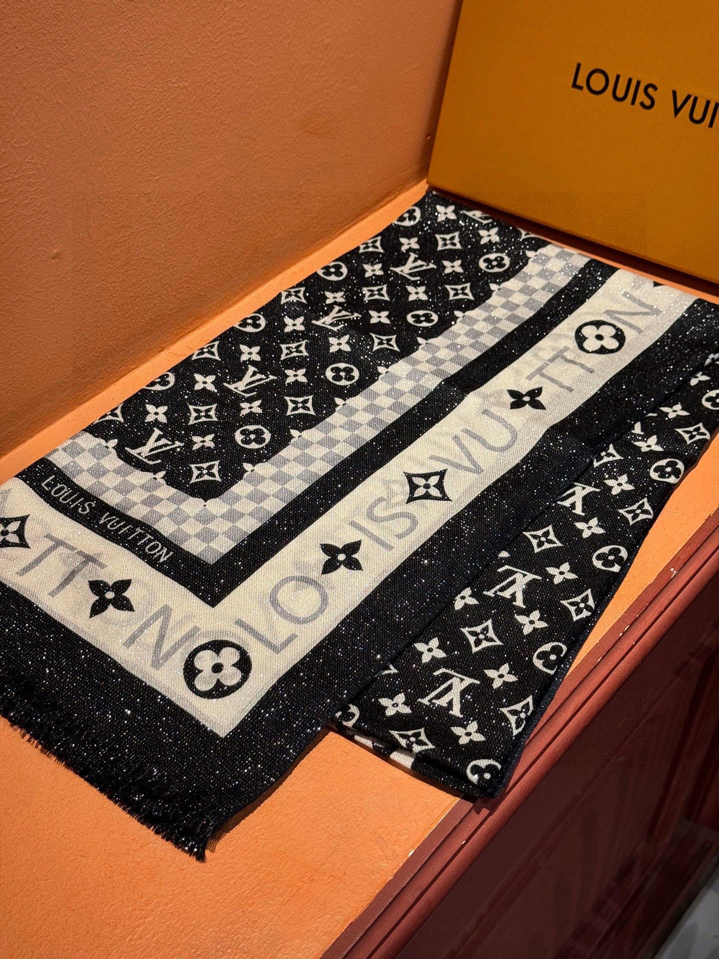 LV 25ss Scarf 200CM Black White Cashmere 293152