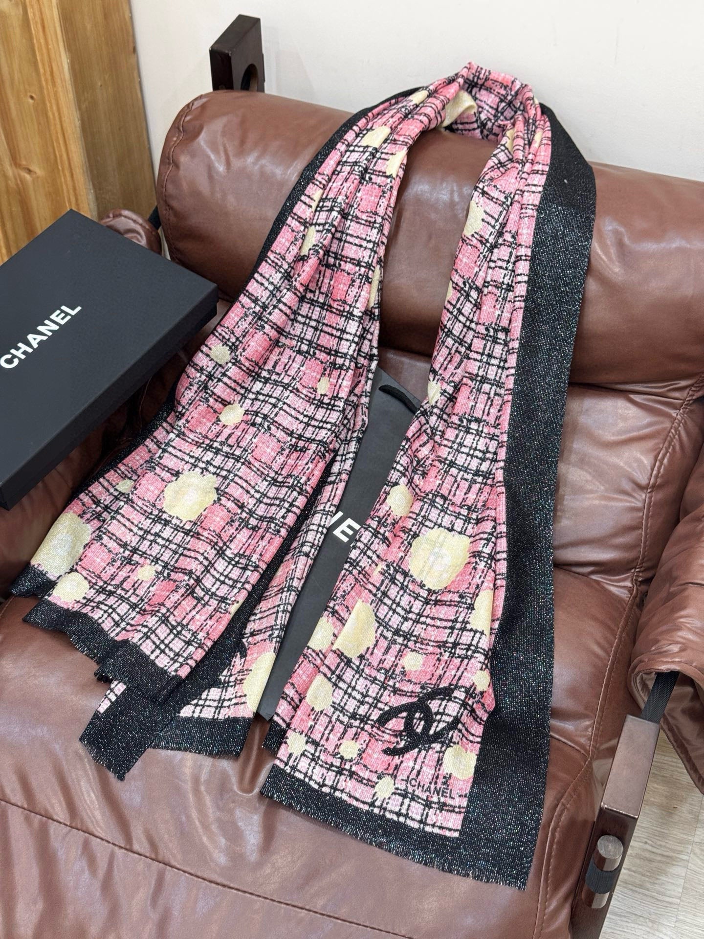 CC 25 Camellia Scarf 110cm Black Pink Cashmere 293163