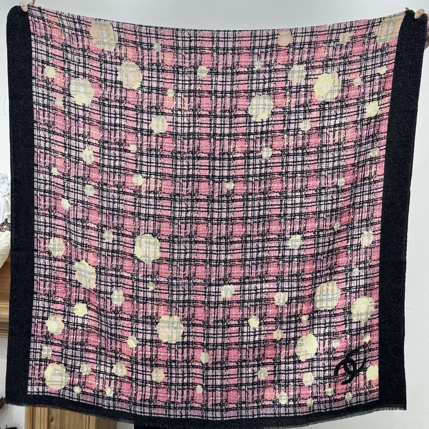 CC 25 Camellia Scarf 110cm Black Pink Cashmere 293163