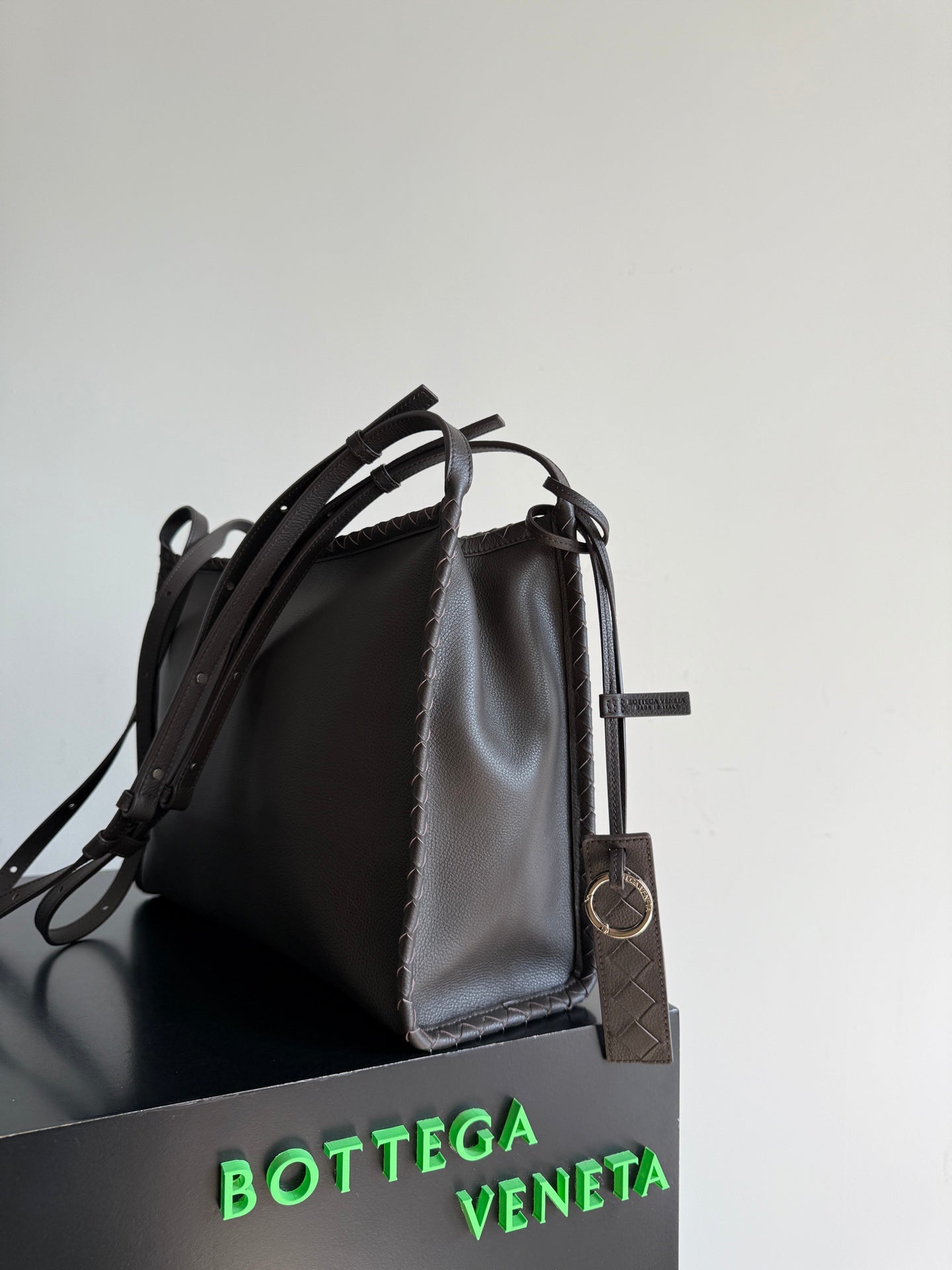 Bottega Veneta 2026 Corriere Zipped Messenger Bag Dark Brown Calfskin 136952