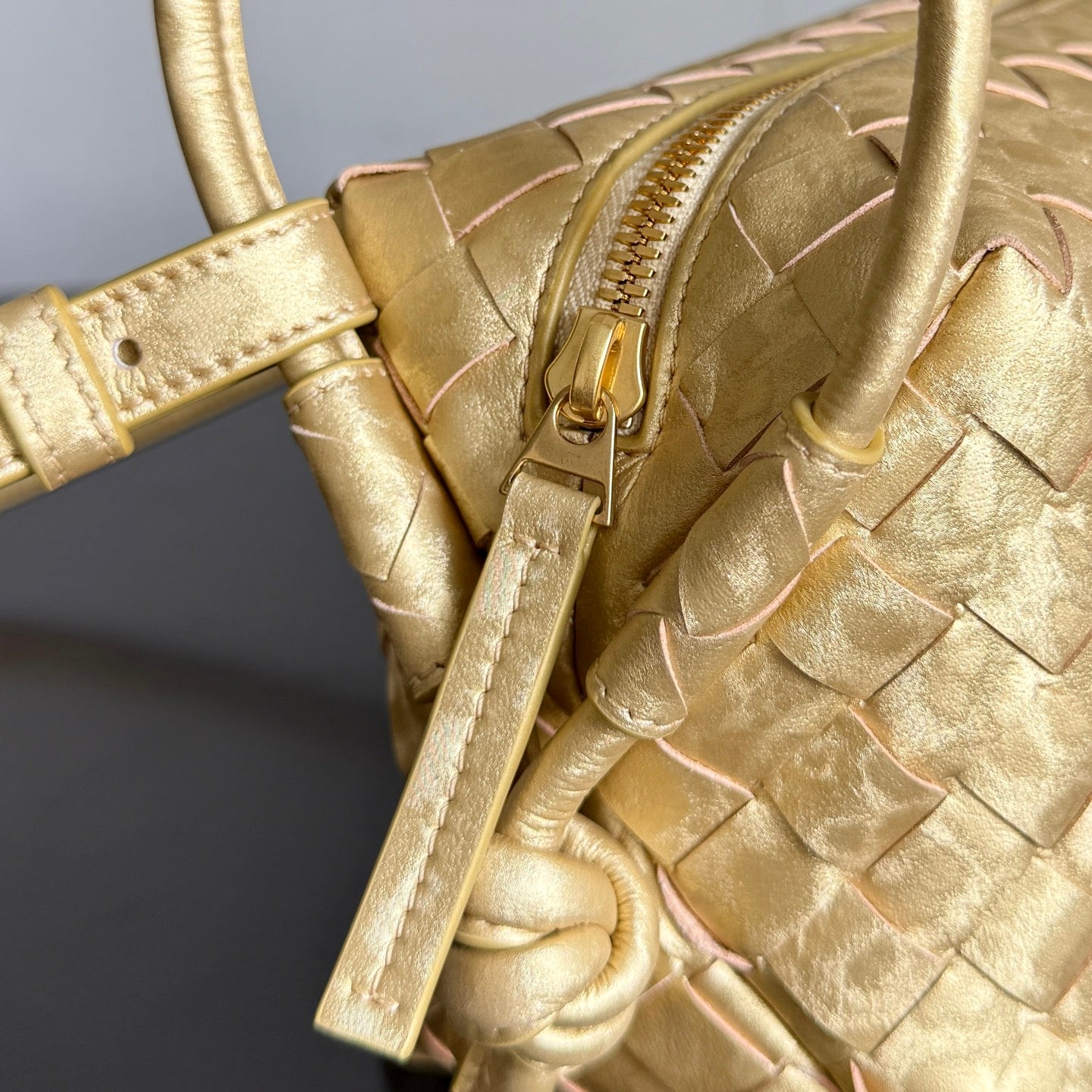 Bottega Veneta 2026 Loop Bag 21cm Gold Intrecciato Woven Leather 137120