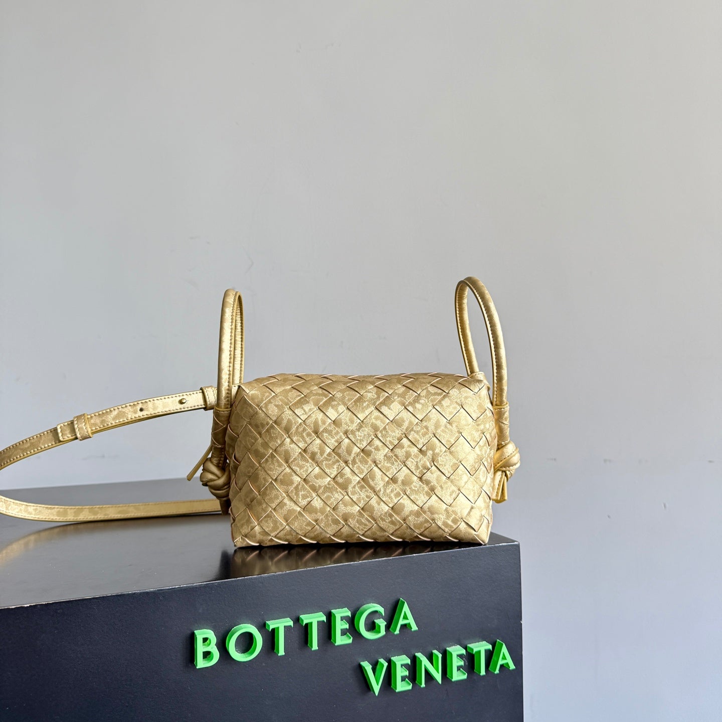 Bottega Veneta 2026 Loop Bag 21cm Gold Intrecciato Woven Leather 137120