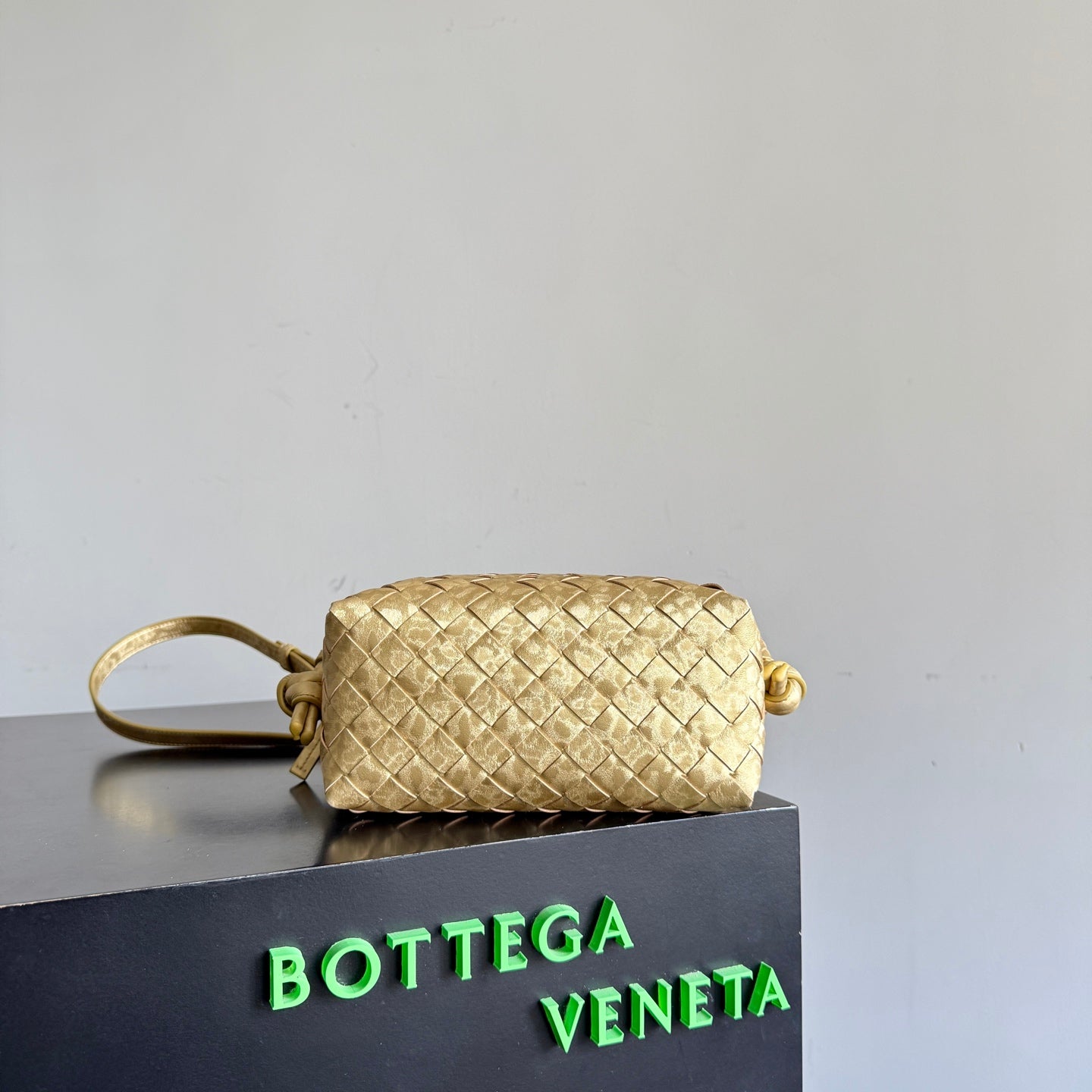 Bottega Veneta 2026 Loop Bag 21cm Gold Intrecciato Woven Leather 137120