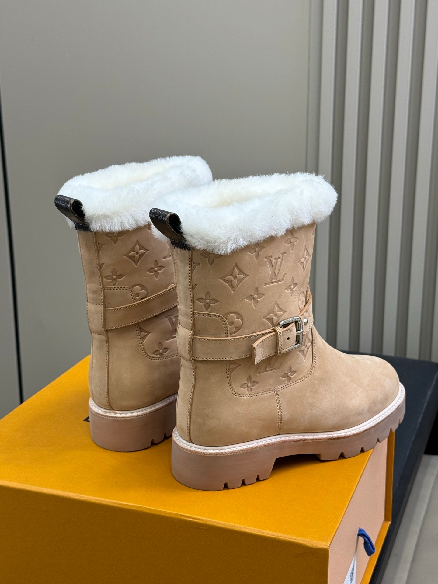 LV 25 Shearling Boots Beige Suede 576933