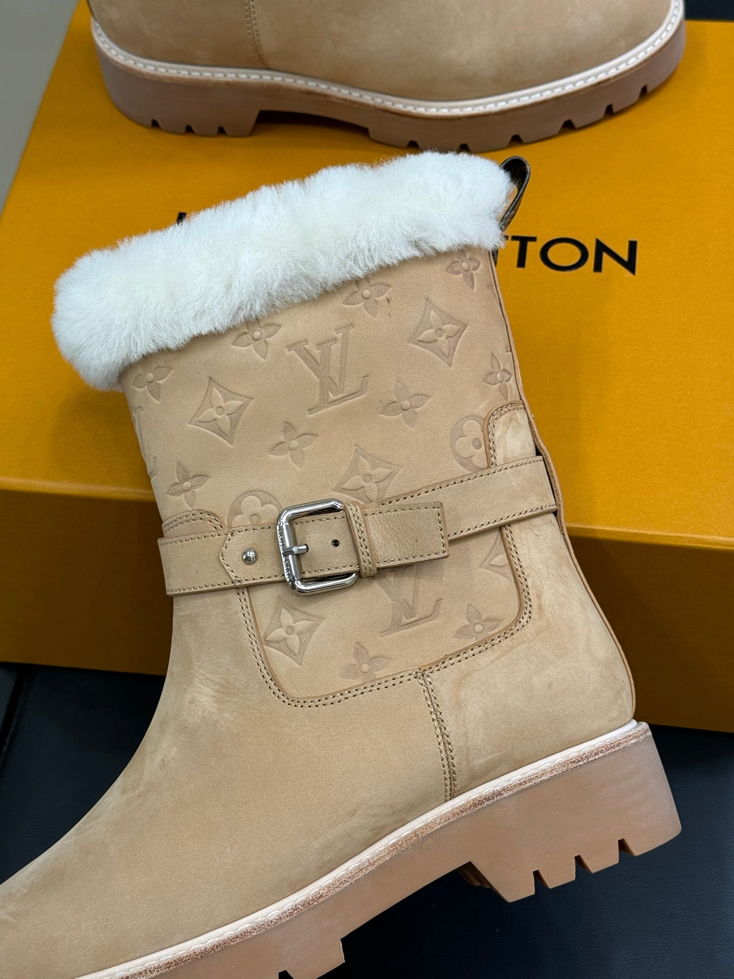 LV 25 Shearling Boots Beige Suede 576933