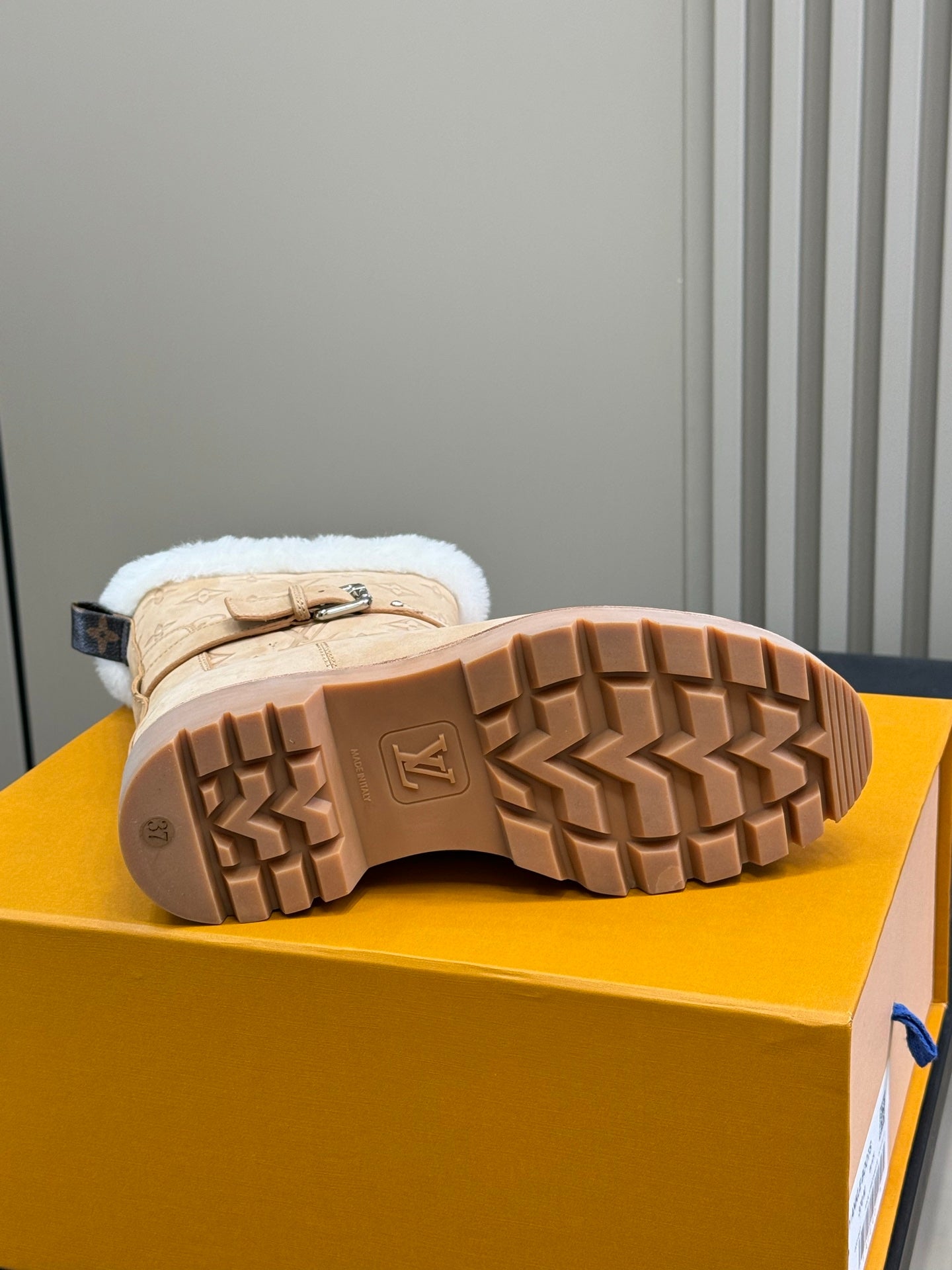 LV 25 Shearling Boots Beige Suede 576933