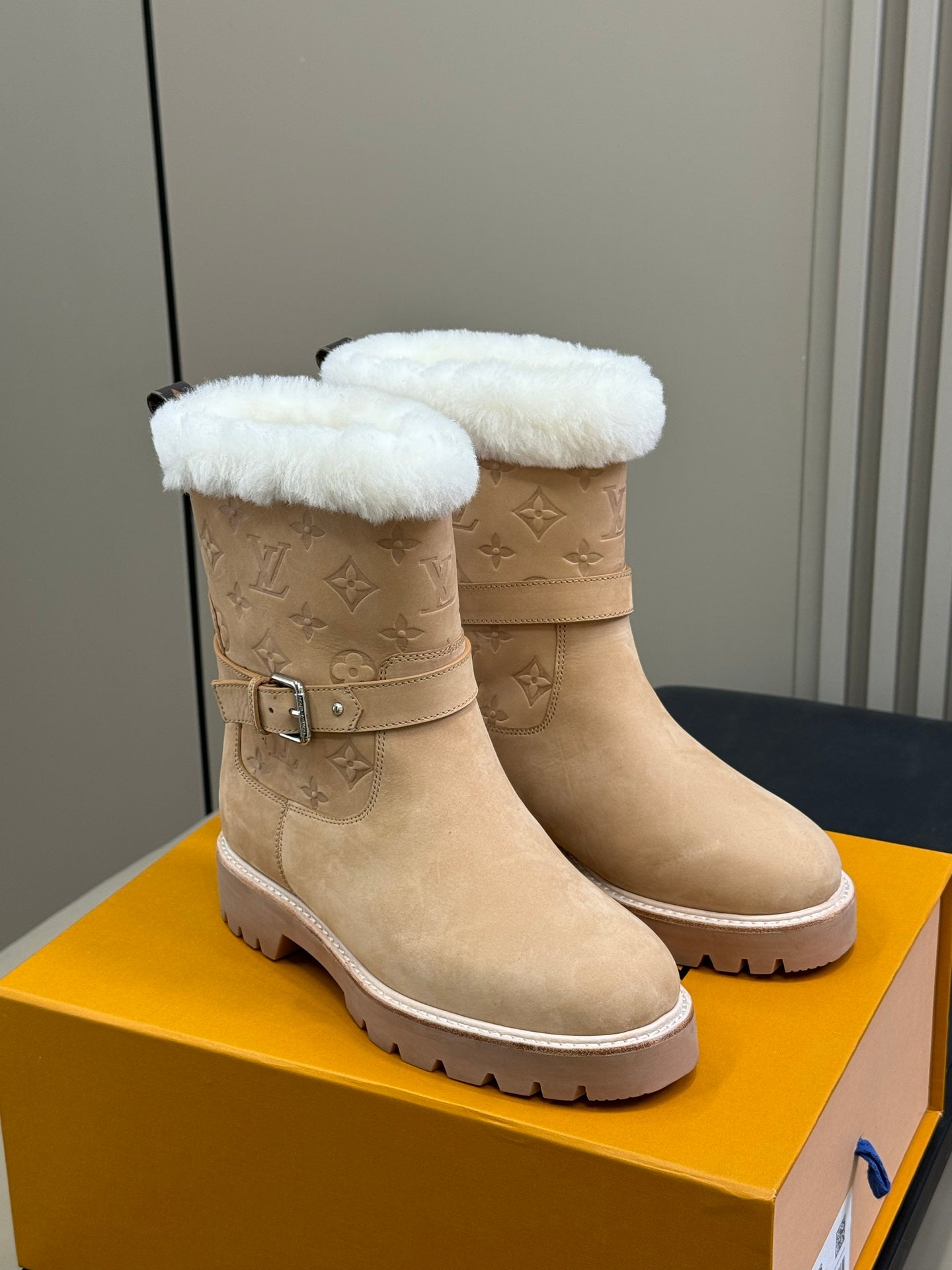 LV 25 Shearling Boots Beige Suede 576933