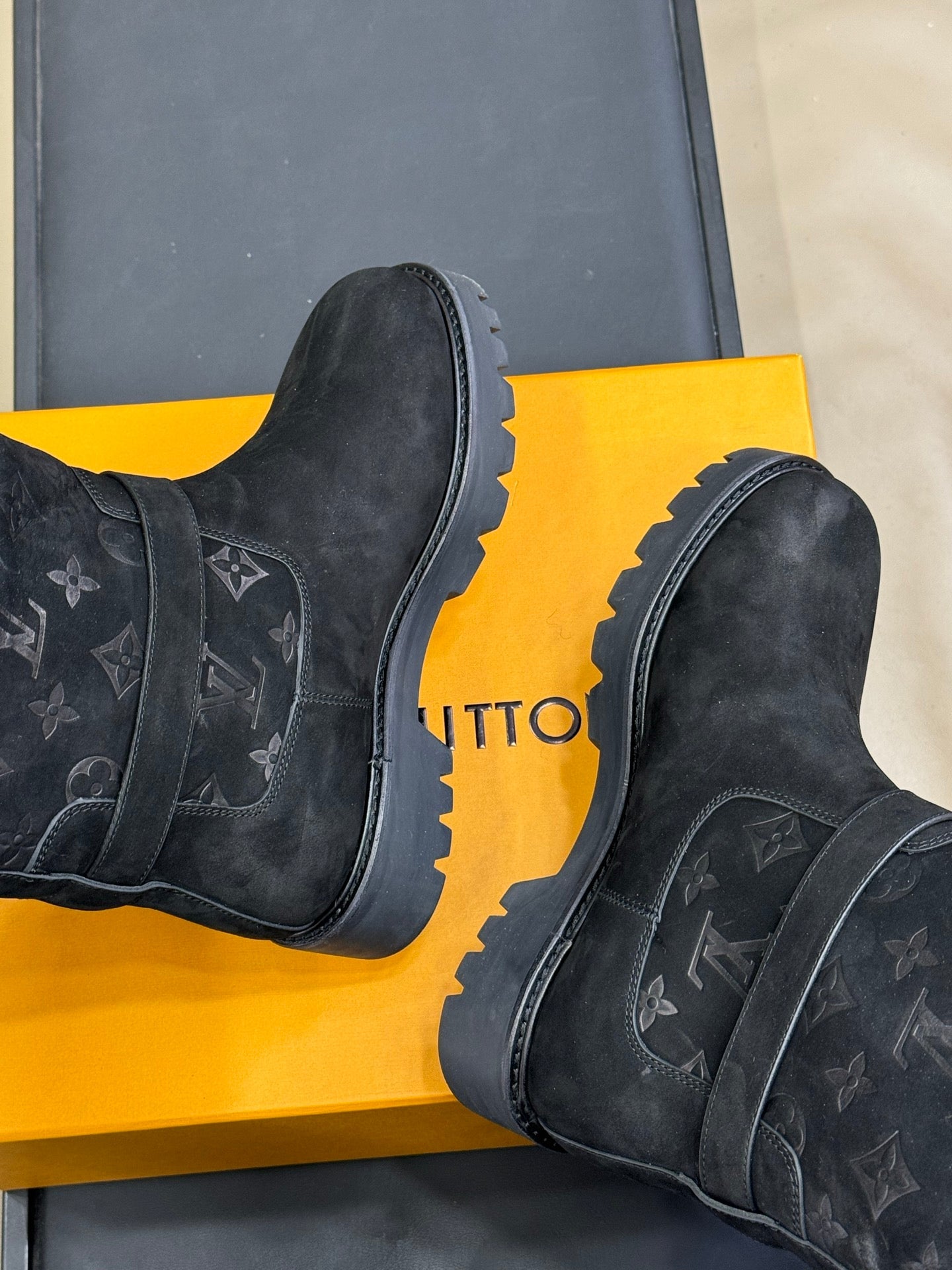 LV 25 Shearling Boots Black Suede 576935