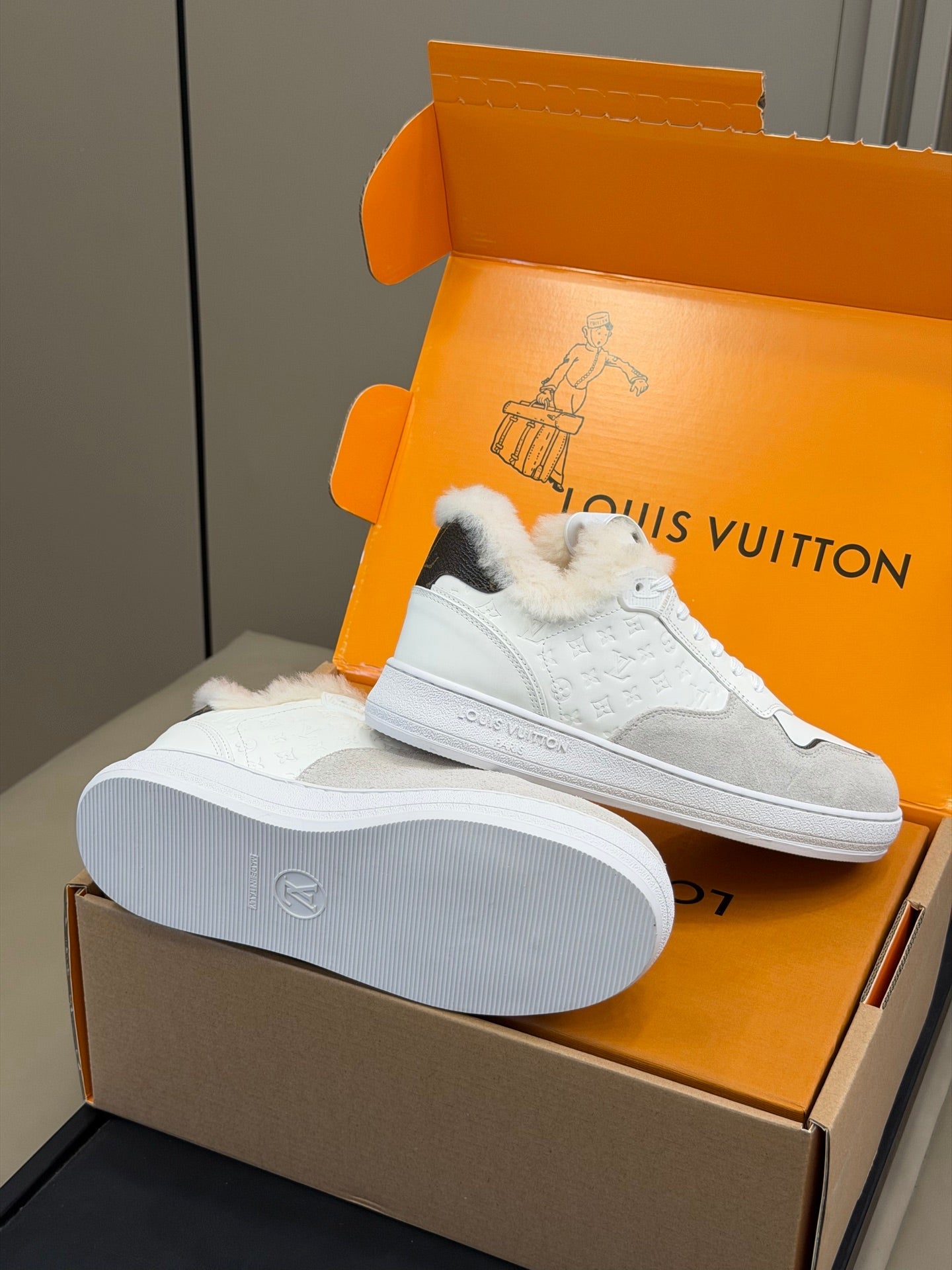 LV 25 Classic Sneakers White Beige Leather Suede 576943