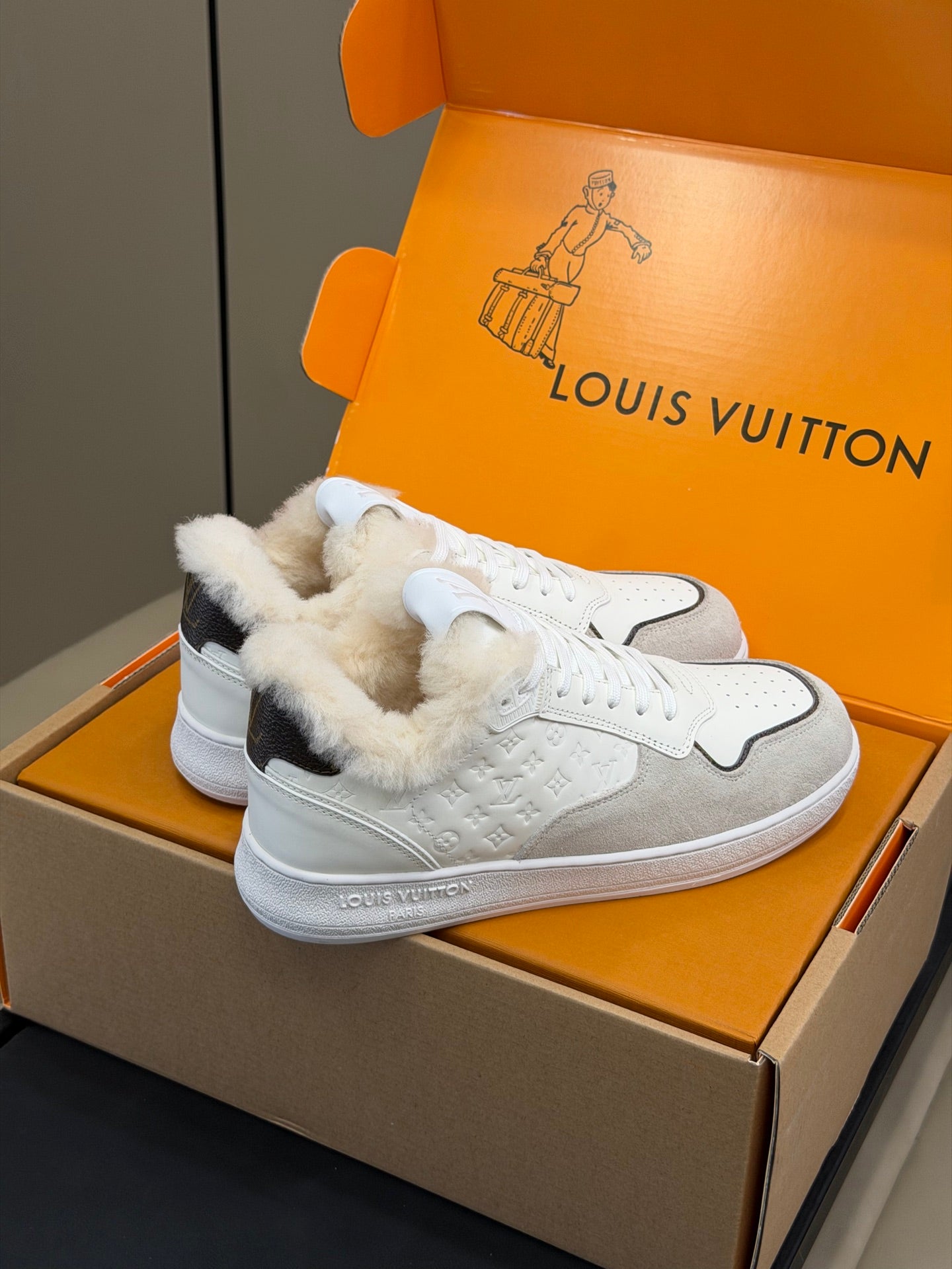 LV 25 Classic Sneakers White Beige Leather Suede 576943