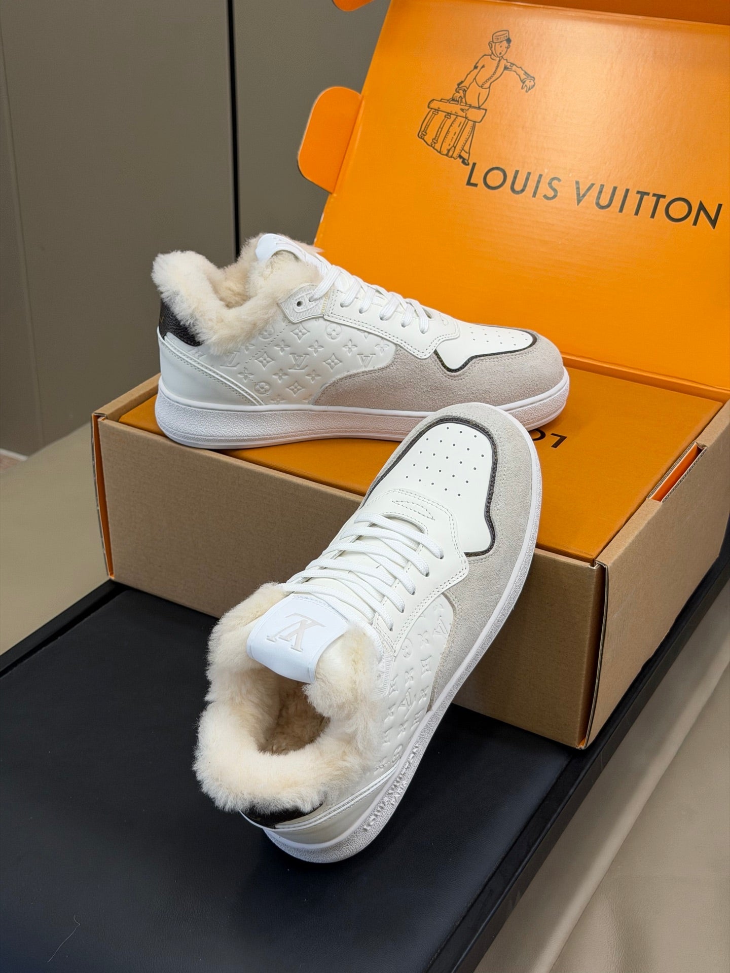LV 25 Classic Sneakers White Beige Leather Suede 576943