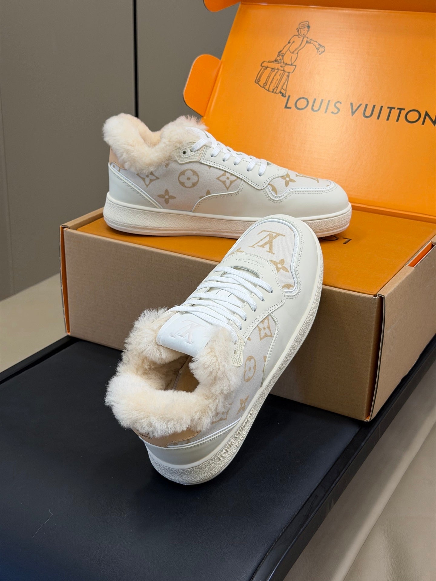 LV 25 Classic Sneakers White Leather Suede 576944
