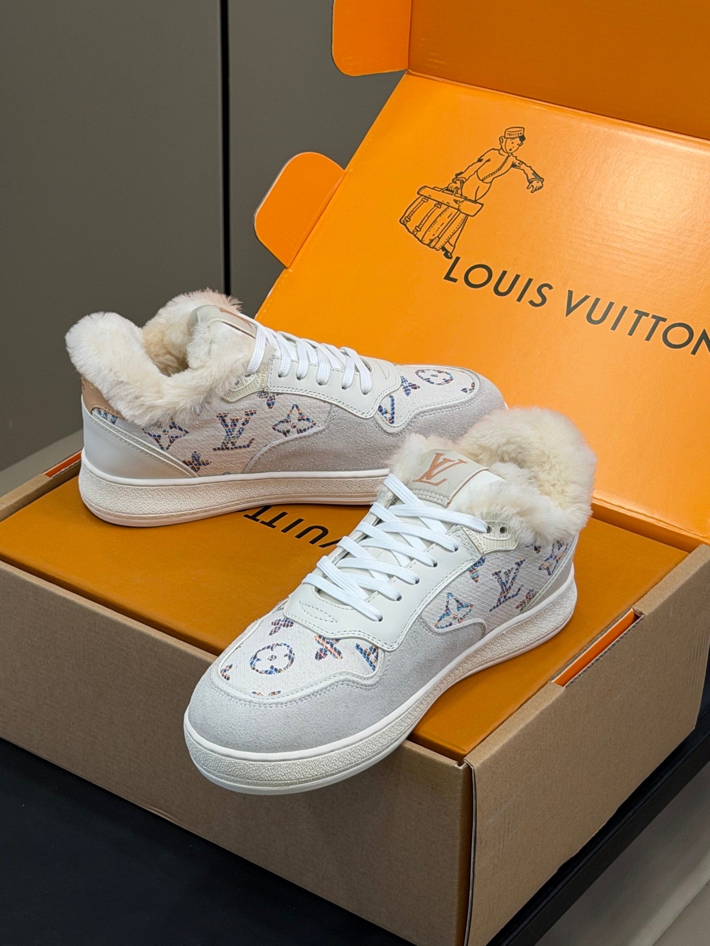 LV 25 Classic Sneakers Monogram White Leather Suede 576945