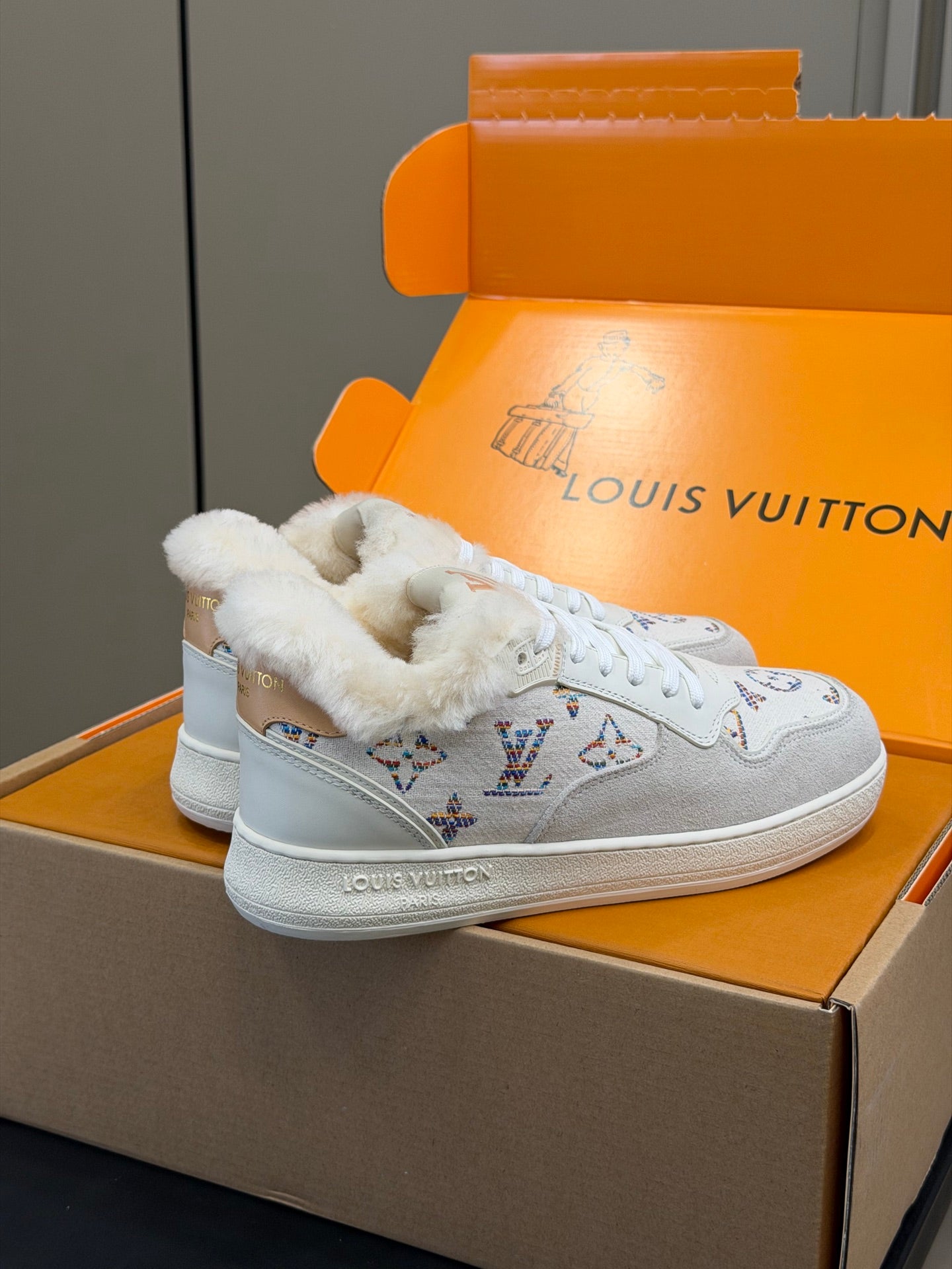 LV 25 Classic Sneakers Monogram White Leather Suede 576945