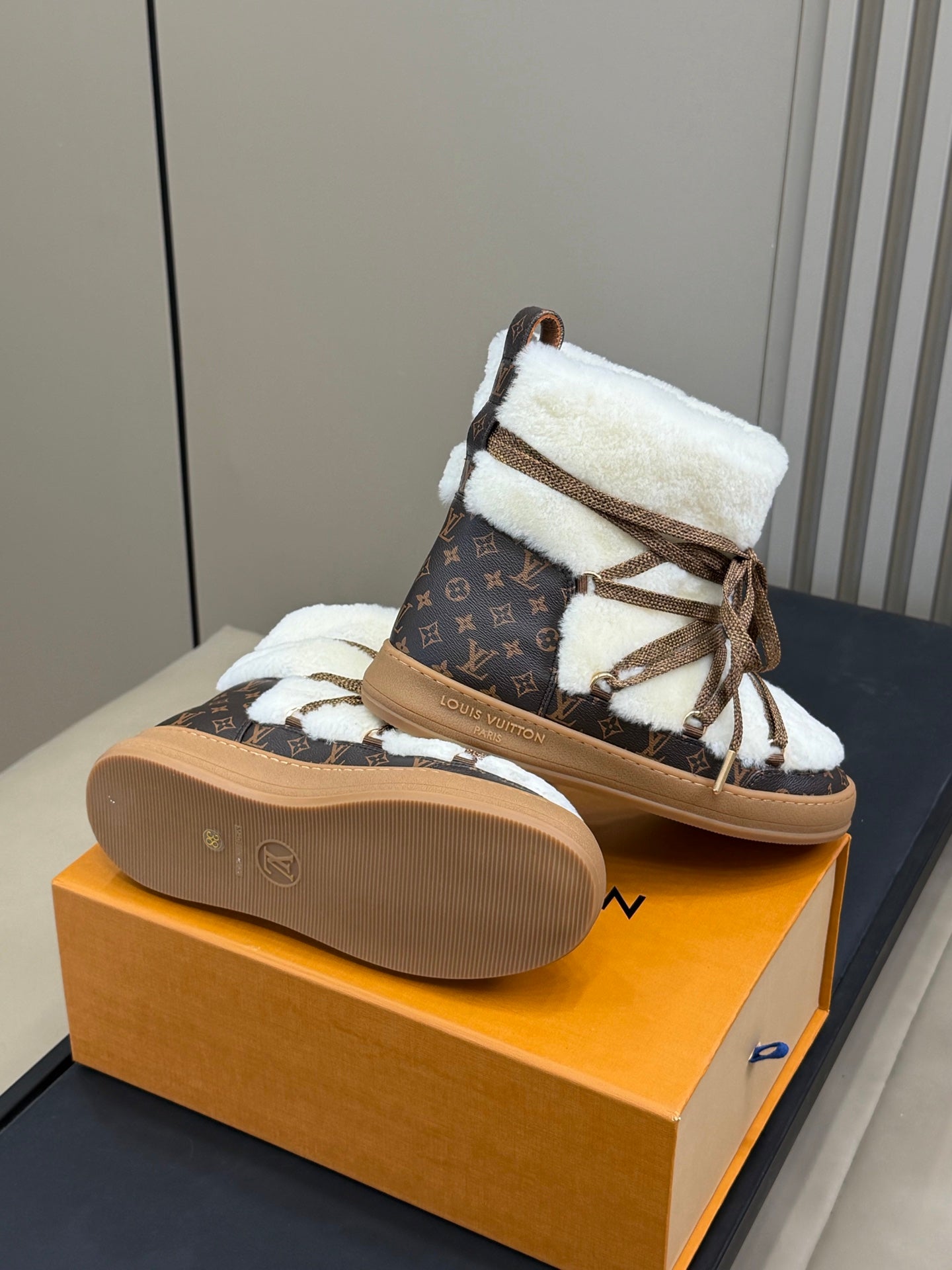 LV 25 Snow Boots Brown White Leather Wool 576936