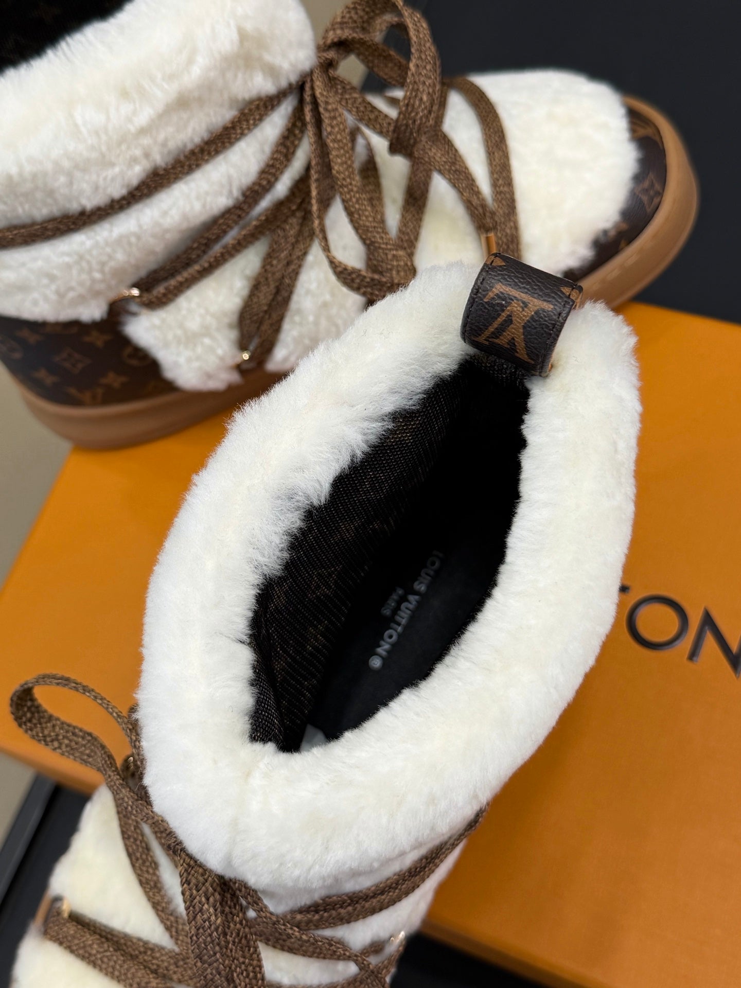 LV 25 Snow Boots Brown White Leather Wool 576936