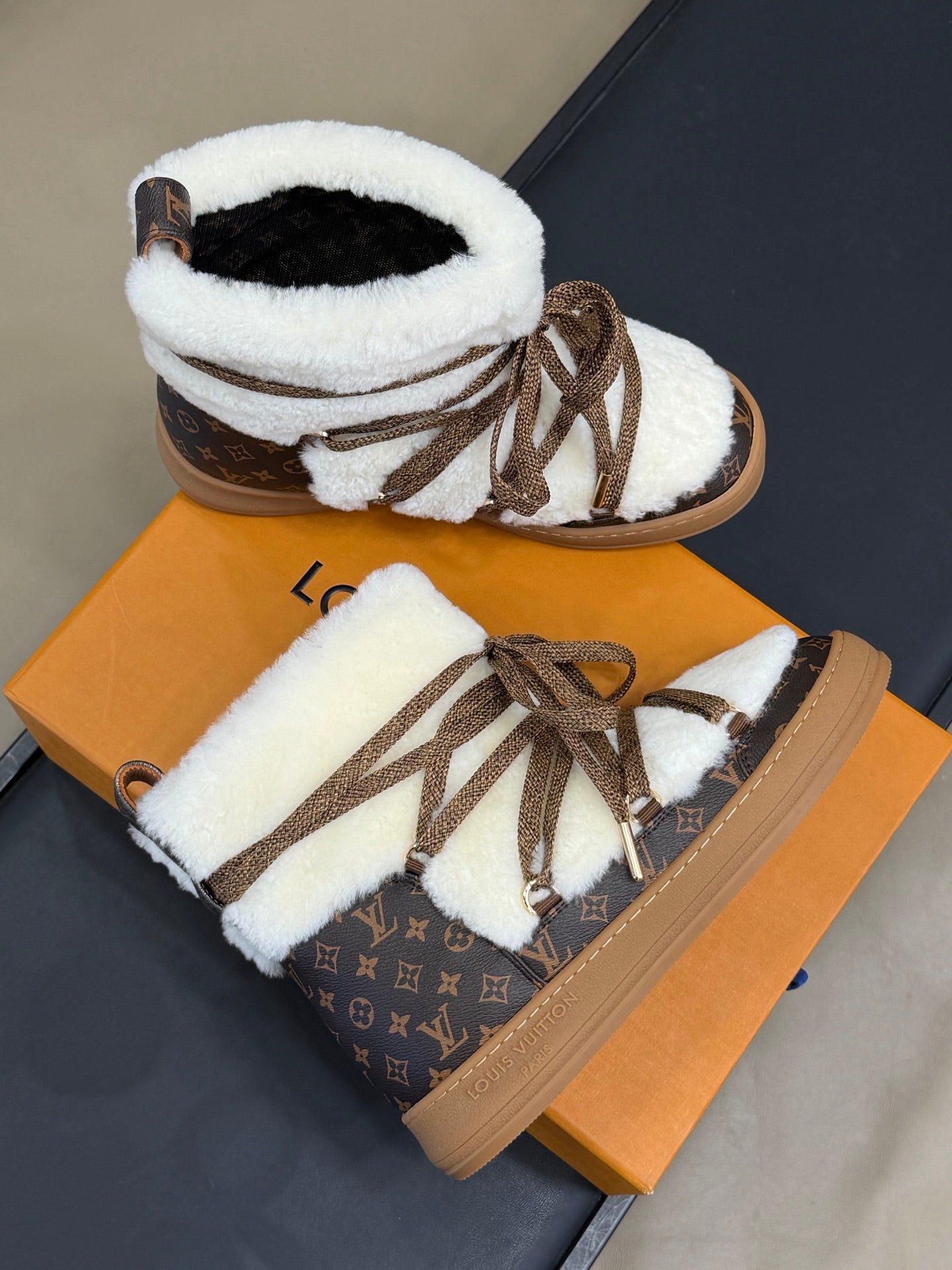 LV 25 Snow Boots Brown White Leather Wool 576936