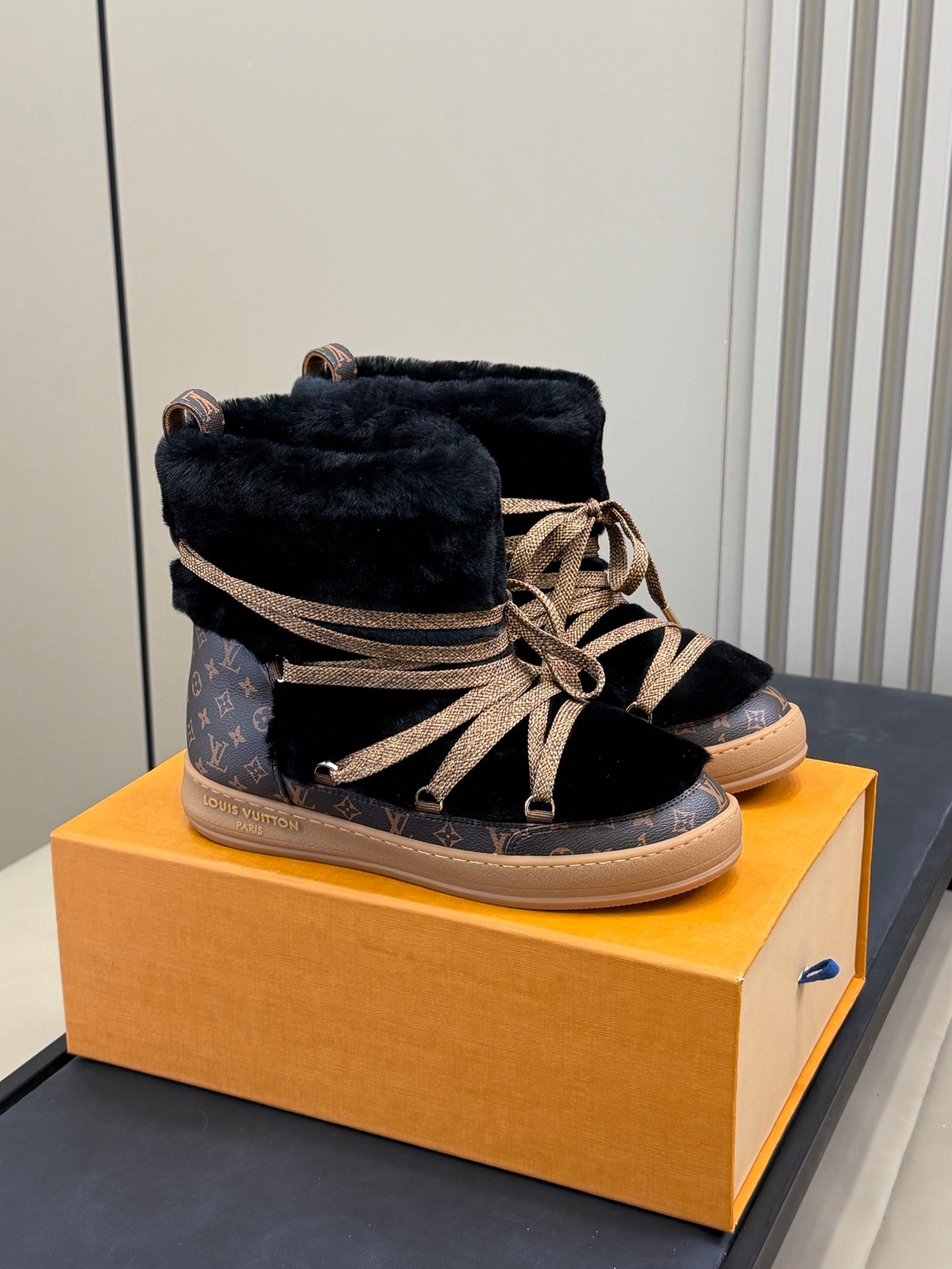 LV 25 Snow Boots Brown Black Leather Wool 576937