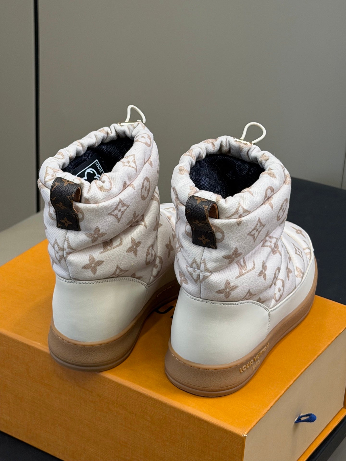 LV 25 Snow Boots White Leather Canvas 576939