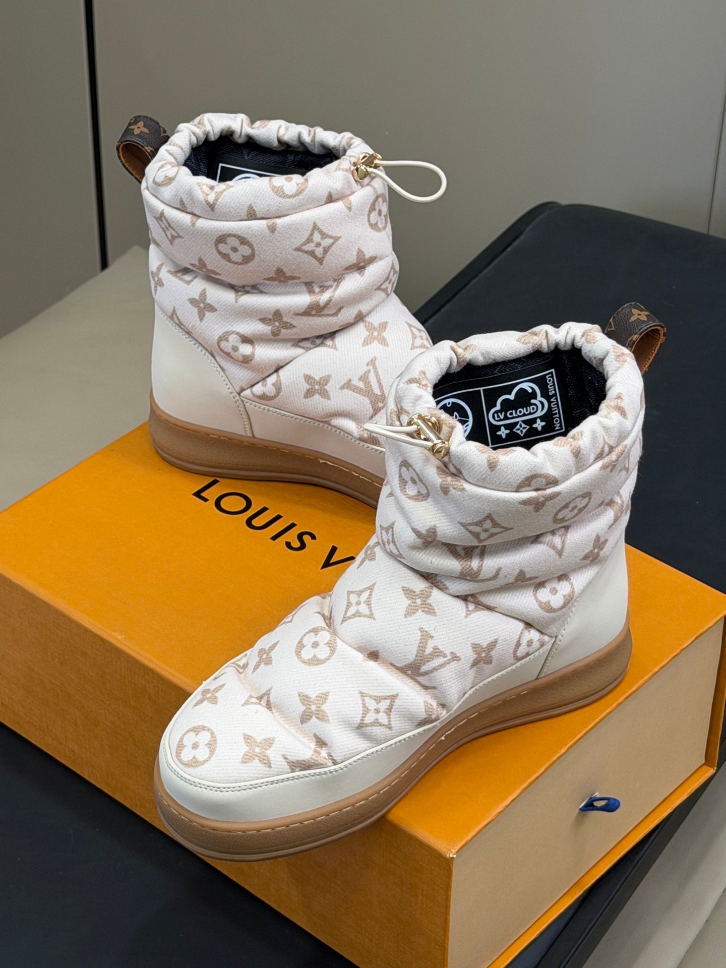 LV 25 Snow Boots White Leather Canvas 576939