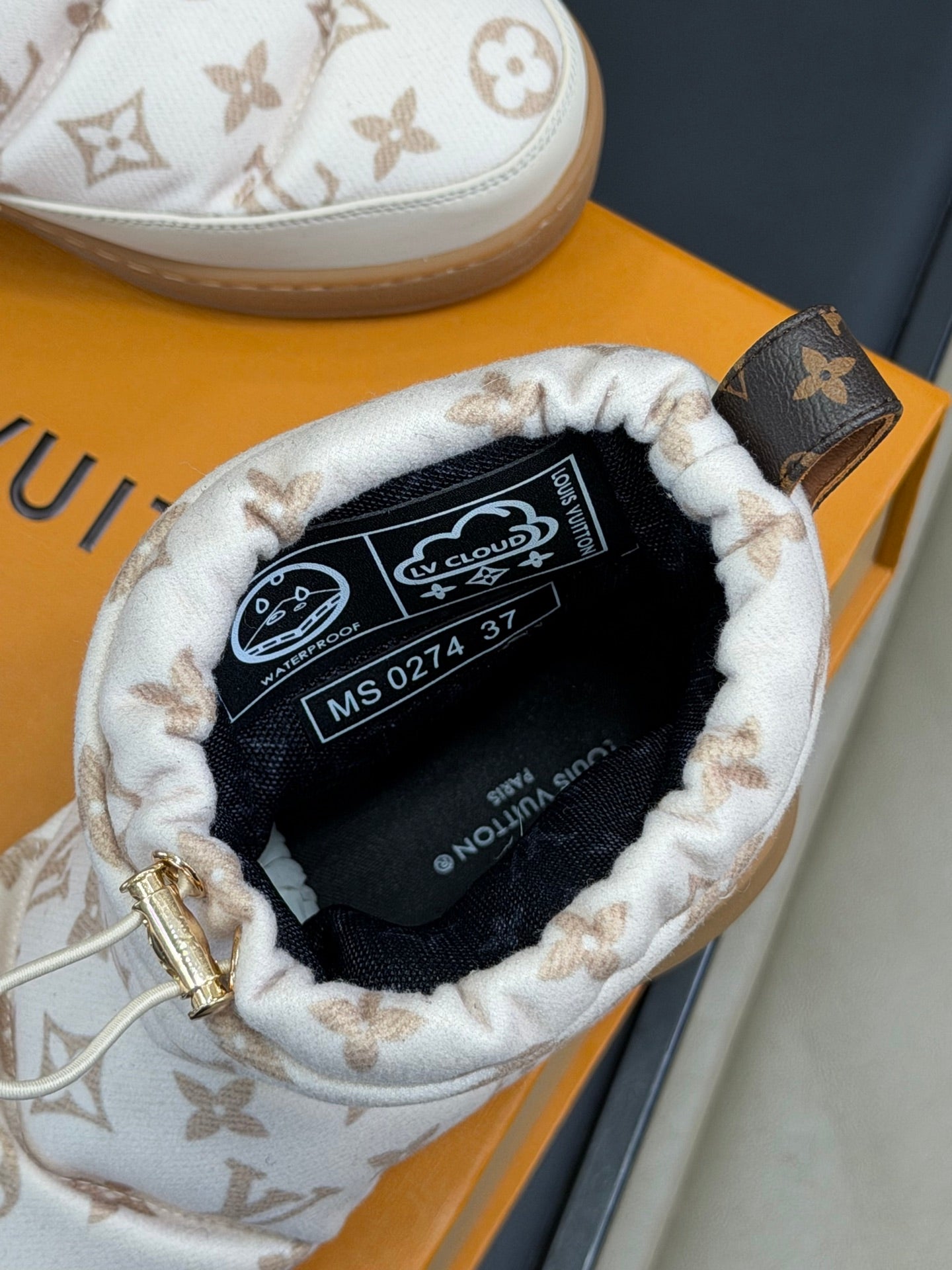 LV 25 Snow Boots White Leather Canvas 576939