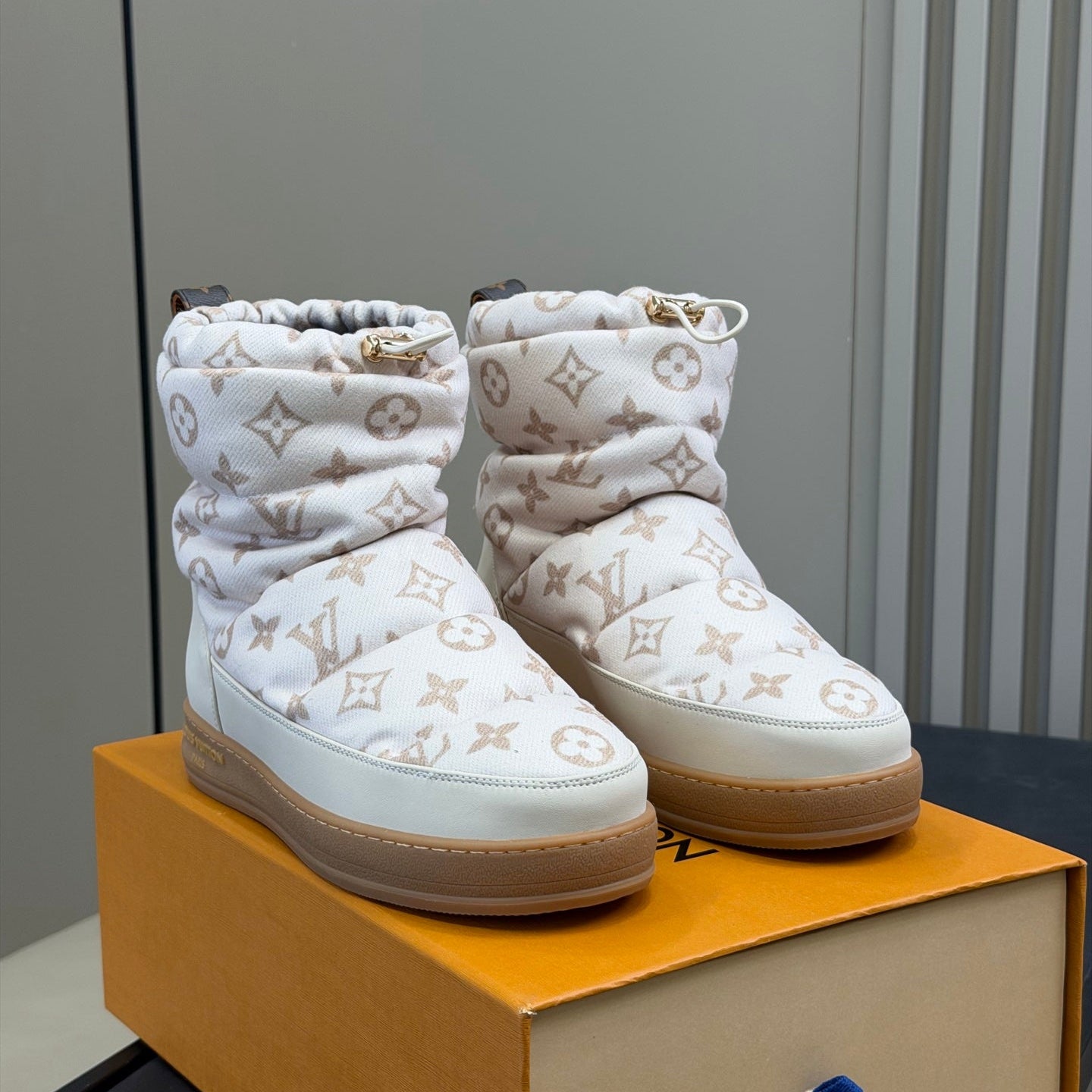 LV 25 Snow Boots White Leather Canvas 576939