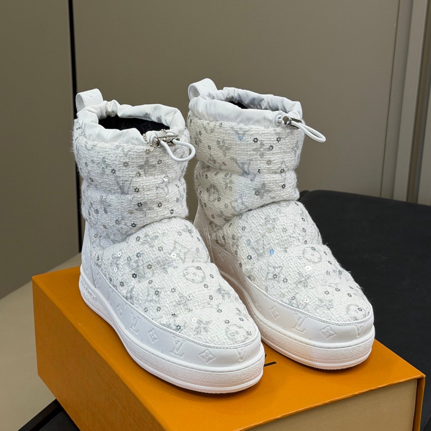 LV 25 Snow Boots White Tweed 576942