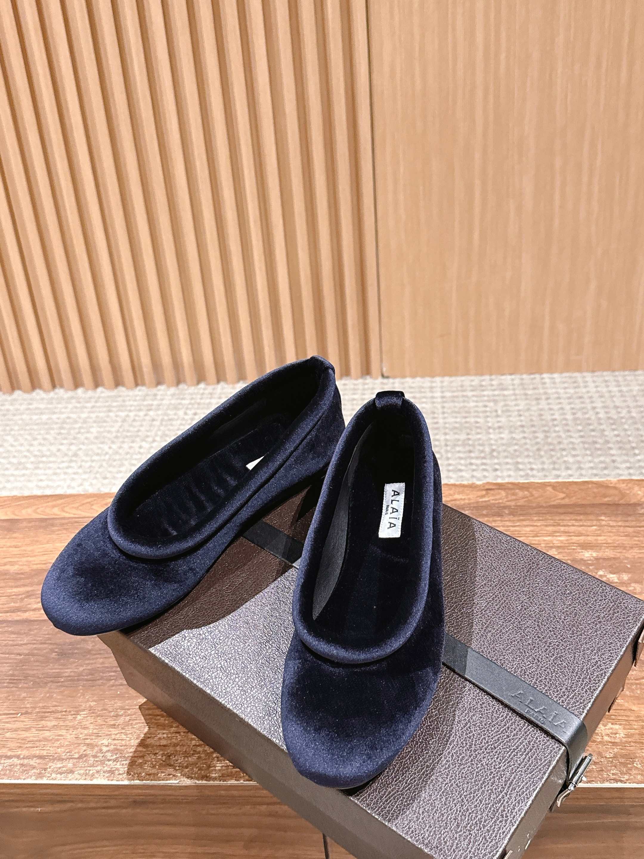 Alaia 2025 Ballet Flat Dark Blue Velvet 553858