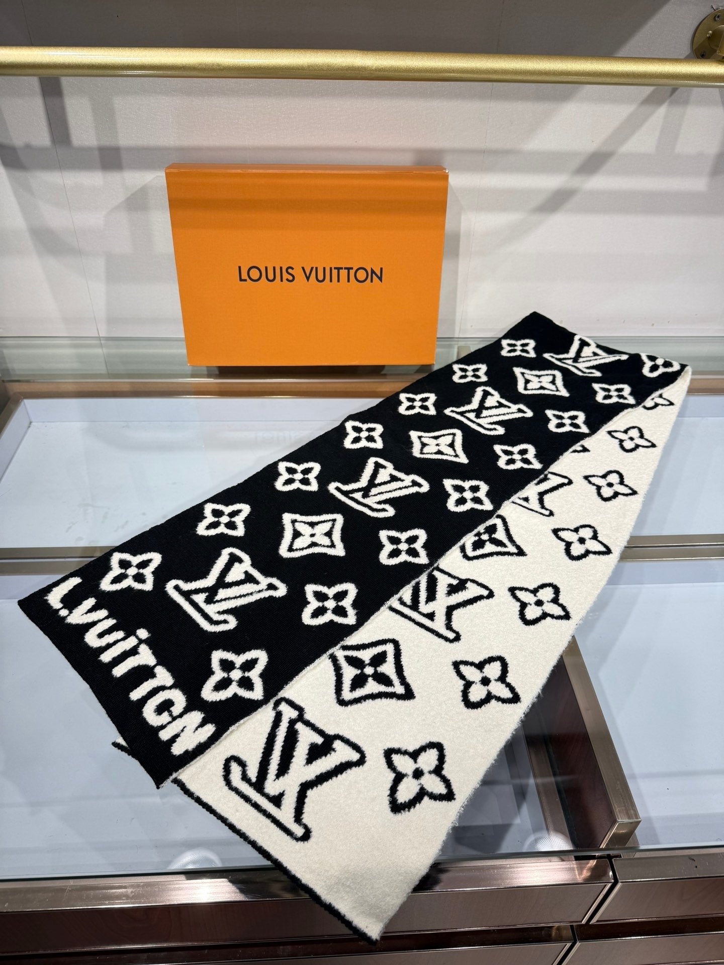 LV Monogram Scarf 180cm Black White Fleece 969391