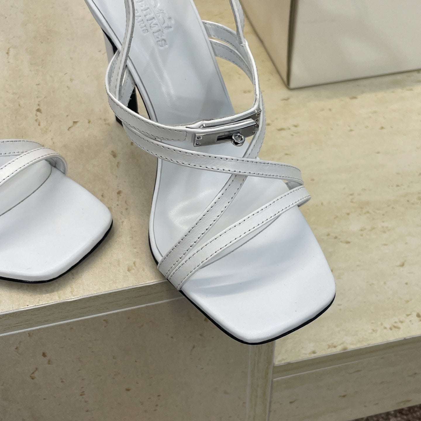 HM 26ss Kelly Sliver Buckle Sandals 95 White Calfskin 607169