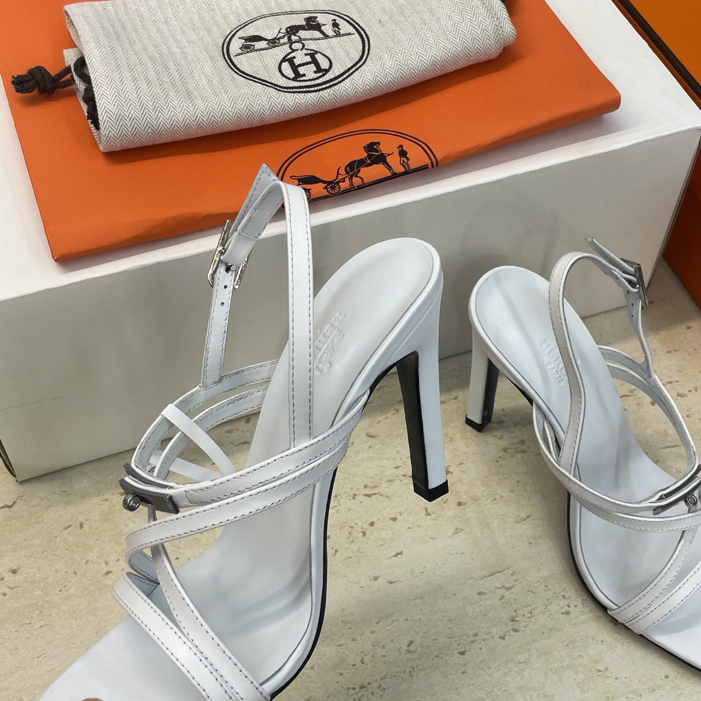 HM 26ss Kelly Sliver Buckle Sandals 95 White Calfskin 607169
