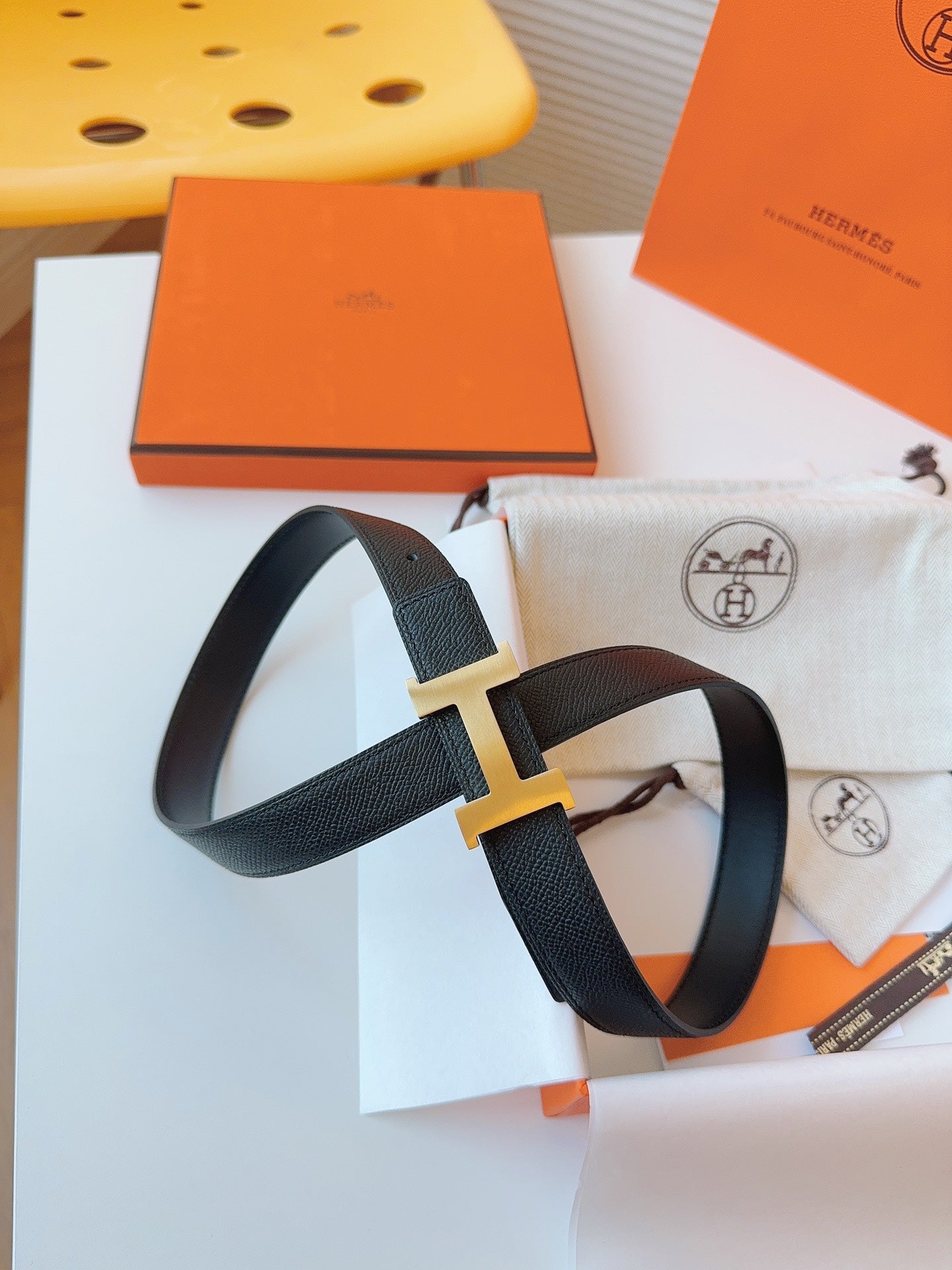 MINI H BELT BUCKLE & REVERSIBLE BLACK LEATHER STRAP 24 MM GOLD HARDWARE