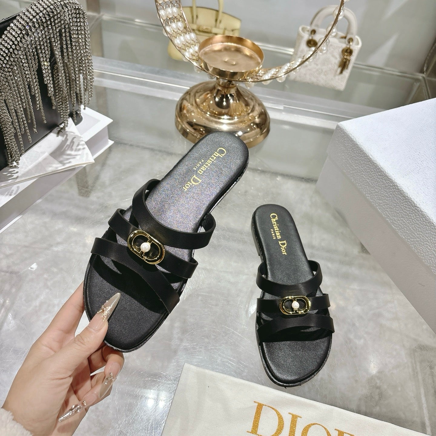 CD 26 Flat Sandals Black Leather 592262