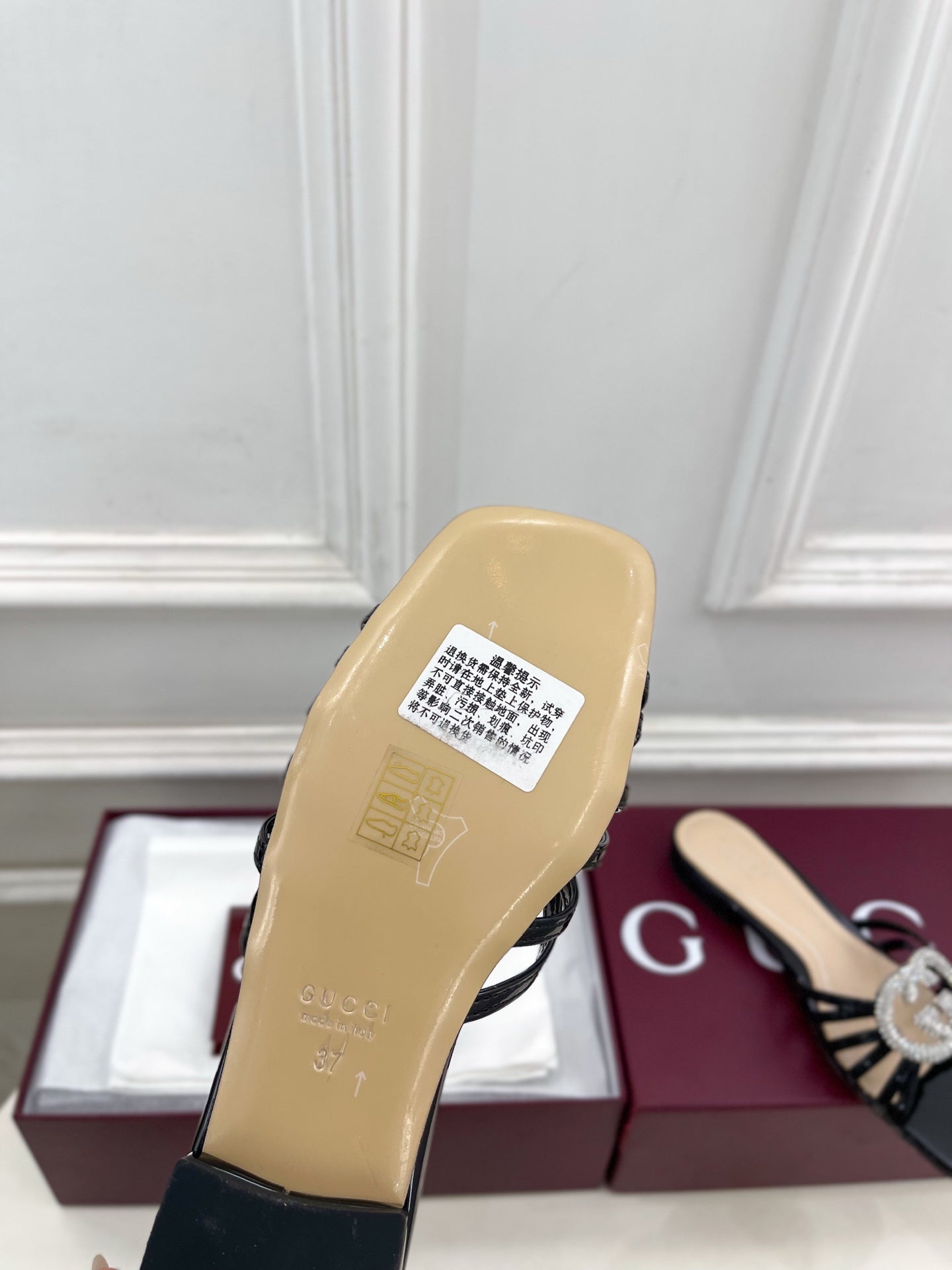 GG 26 Flat Sandals Black Patent Leather 587089