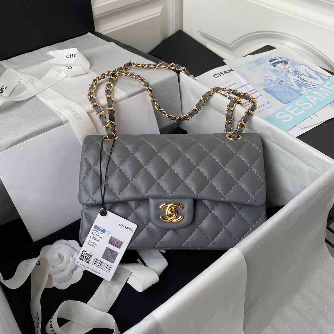 Medium Classic Flap Bag 23cm Lambskin Gold Hardware