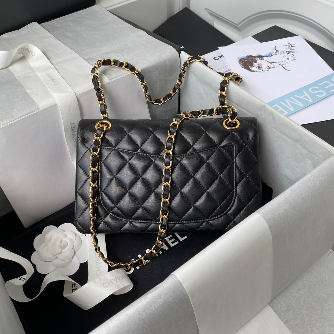 Medium Classic Flap Bag 23cm Lambskin Gold Hardware